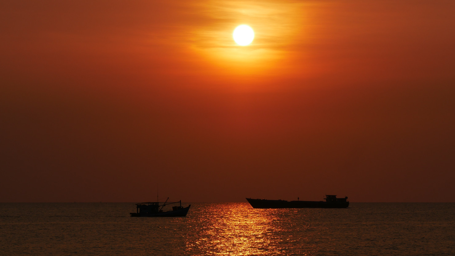 PhuQuocSunsetTwoBoatsPassing1
