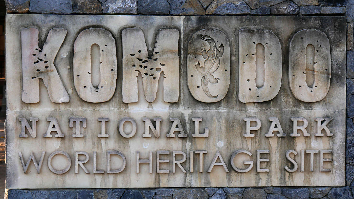 5aLocalBoatKomodoParkSign