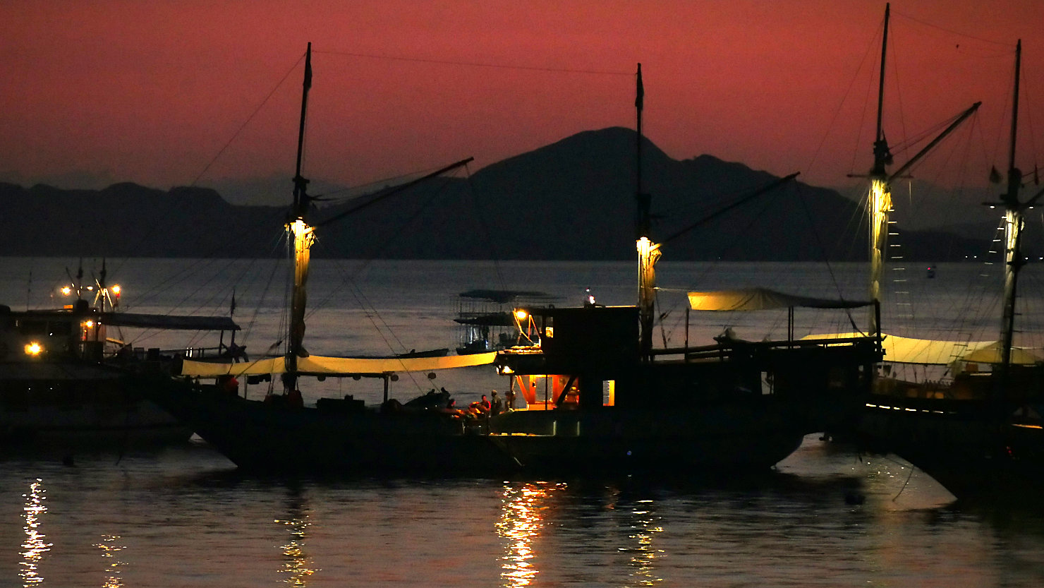 LBajoSunsetBoats3Lighter