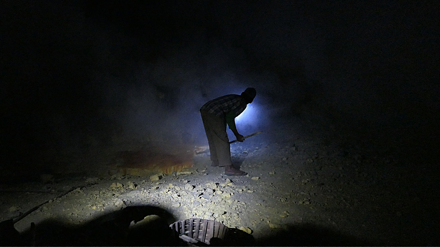 5c_IjenMinerBreakingUpSulphur
