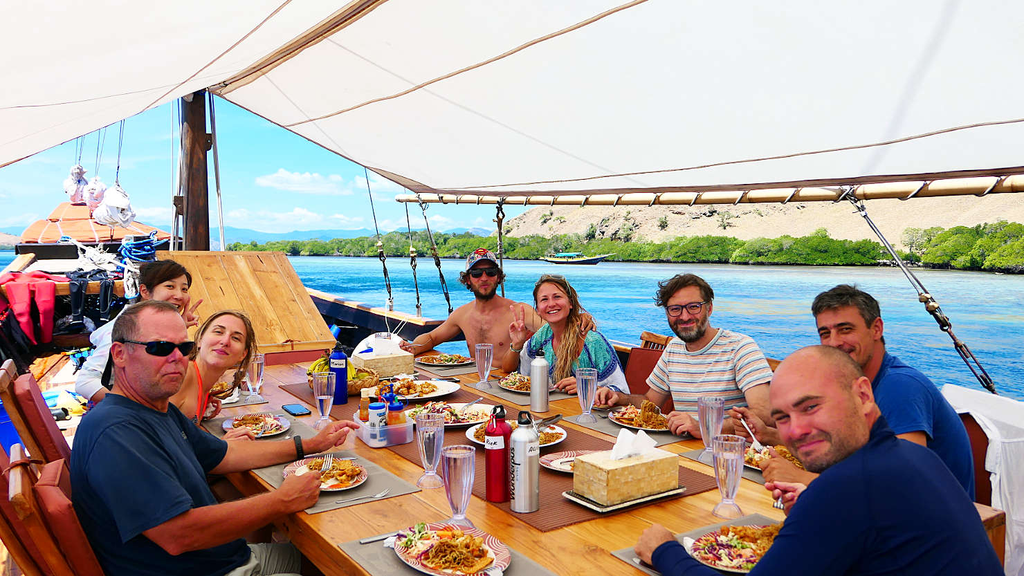 5jLAboardHavingLunchGroupShot