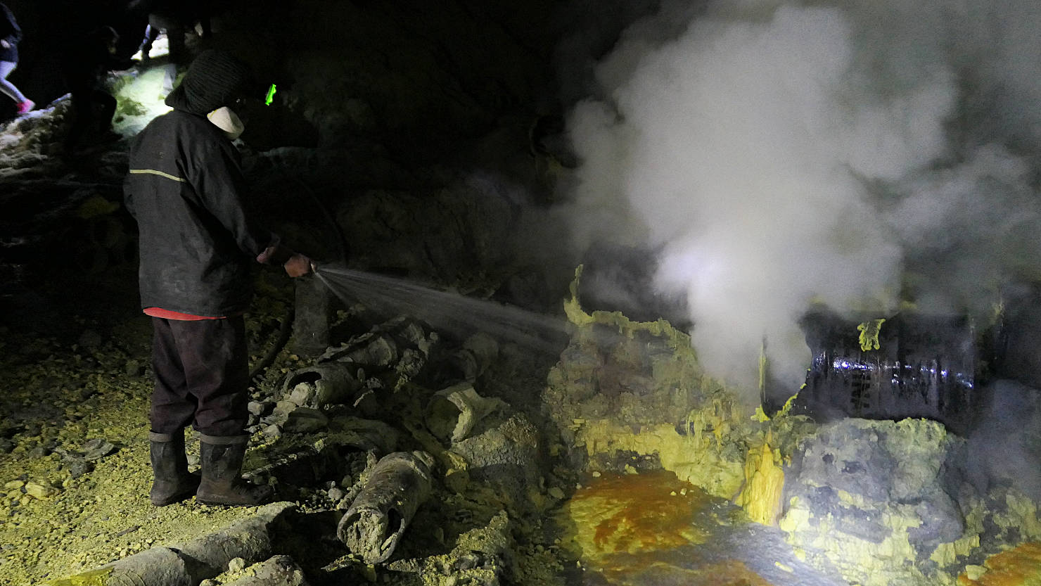 5j_IjenMinerSprayingSulphurwHose