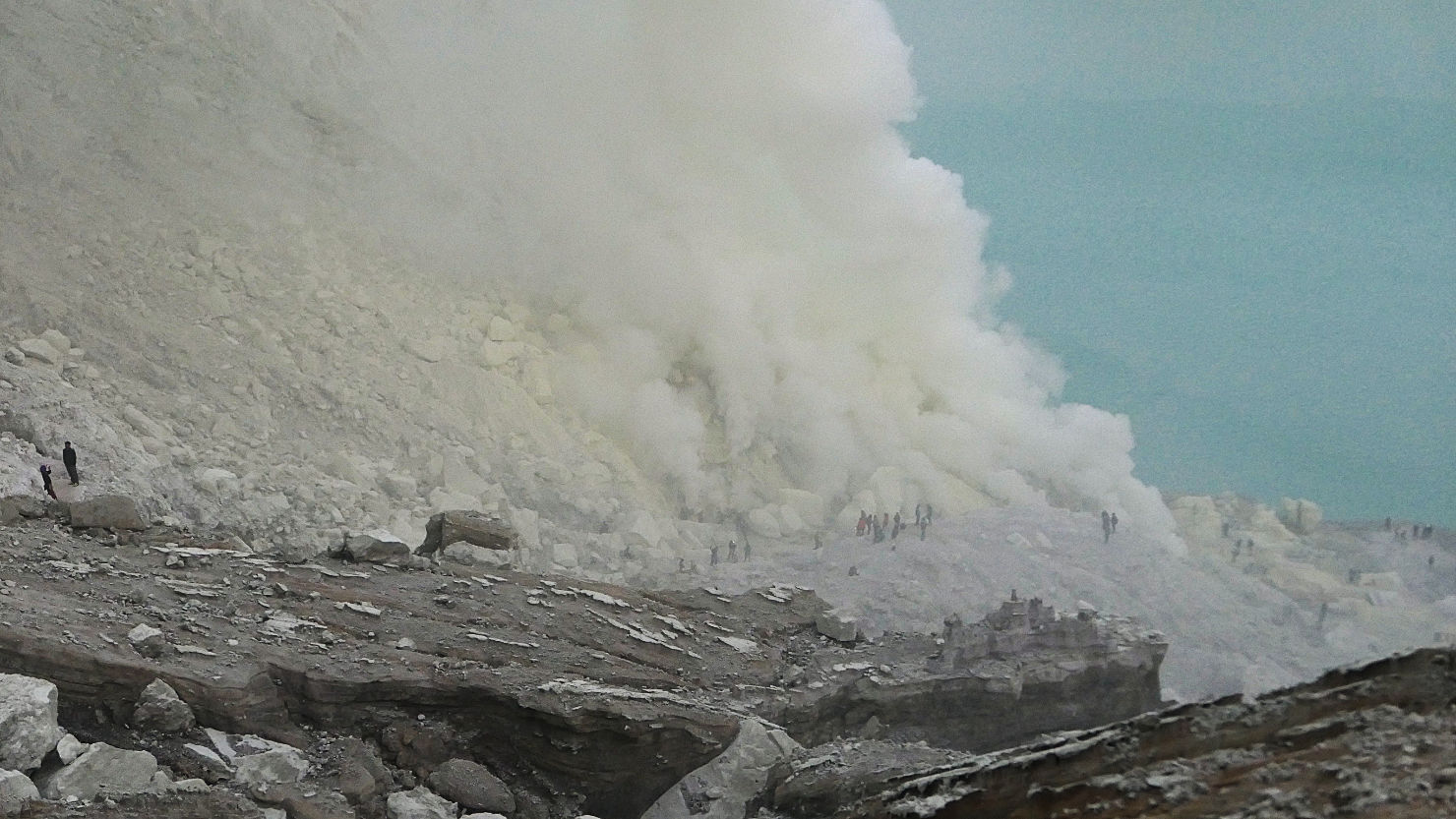 5r_IjenMorningLakeSulphurCloseUp