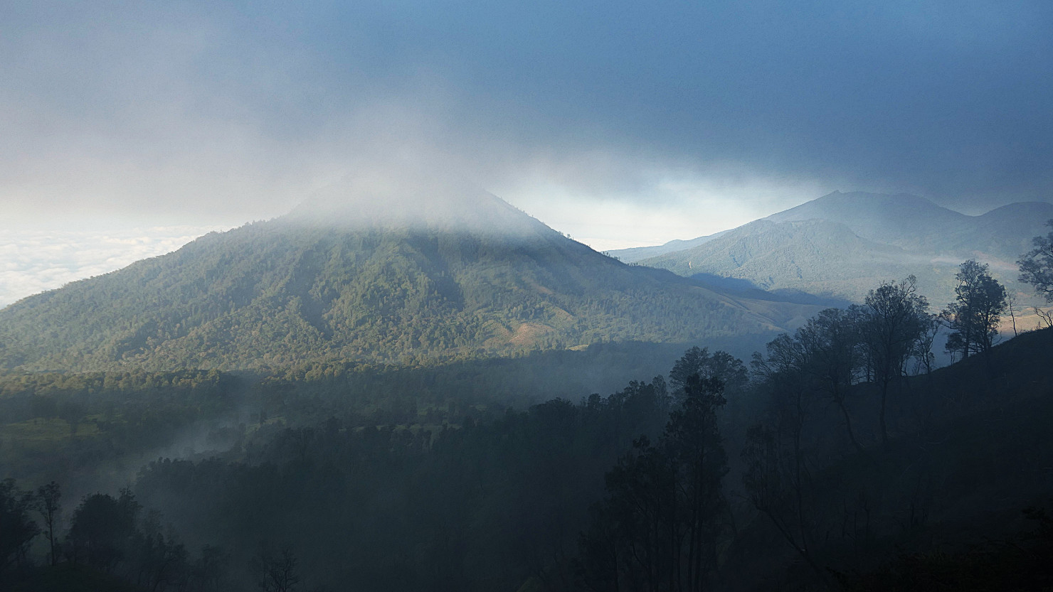 7a_IjenClimbDownVolcanoSmokeNoHaze