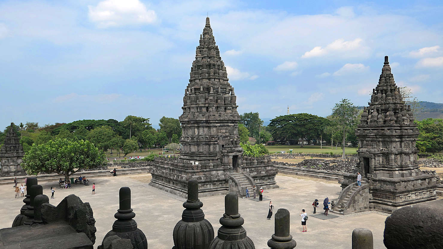 c6_PrambananSmallTemples