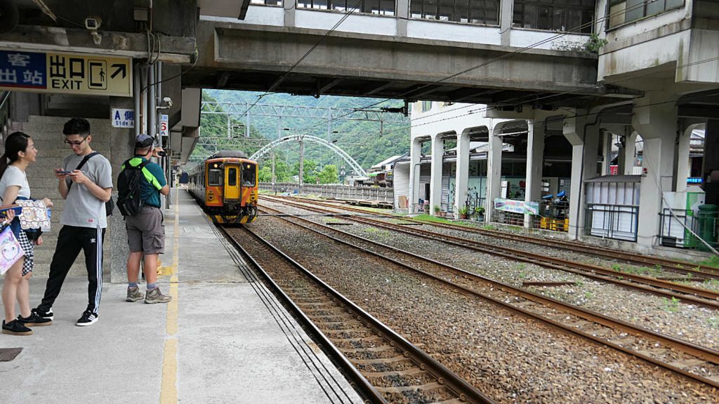 2a1_SandiaolingHikeHoutongTrainStation