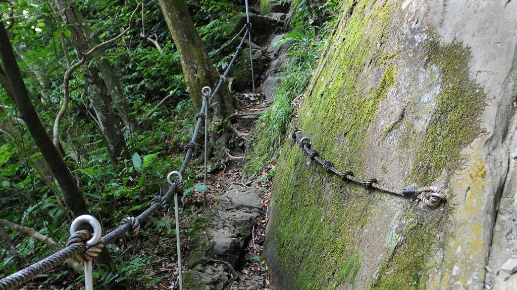 2c3_SandiaolingHikeTrailRopesNearPipaDongFalls