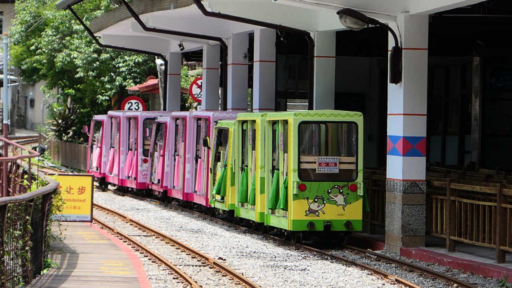 3b5_WulaiLogTrainStationCloserView