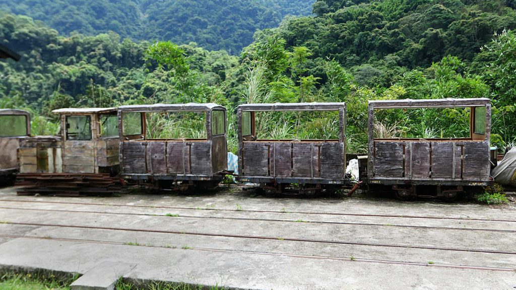 3c1_WulaiLogTrainOldWoodenCars