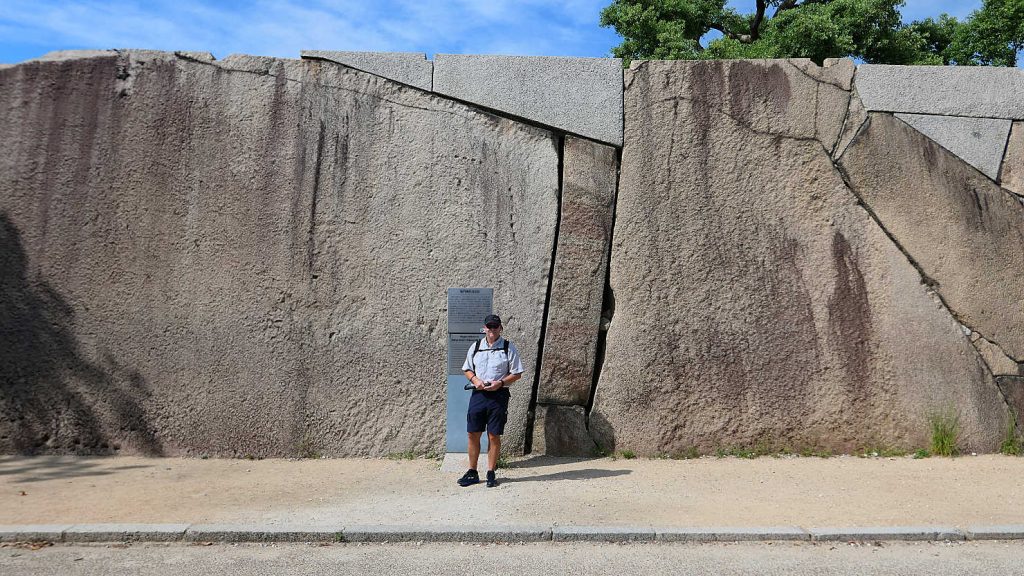 b4_JPNOsakaCastleRickWallSlabs