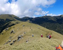 The ridgeline trail heading down from Mt Nannua. Western Area, Taiwan.