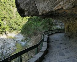 Giant rock overhang on the Shakadang Trail in Taroko Gorge. East Coast, Taiwan.